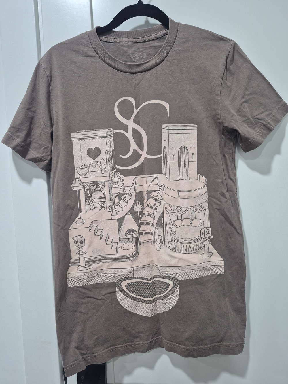 Sabrina Carpenter House Tour Small T-Shirt Short N Sweet Man's Best Friend Brown